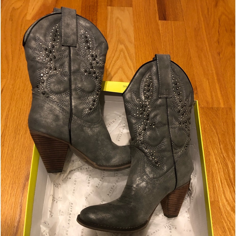 Cowgirl boots, size 8 Very Versatile